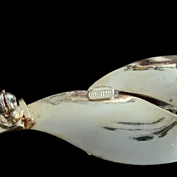 Austria Goldtone Leaf Pin Green Faux Jadeite Cabochons Brushed and Shiny Finish - Picture 4 of 5